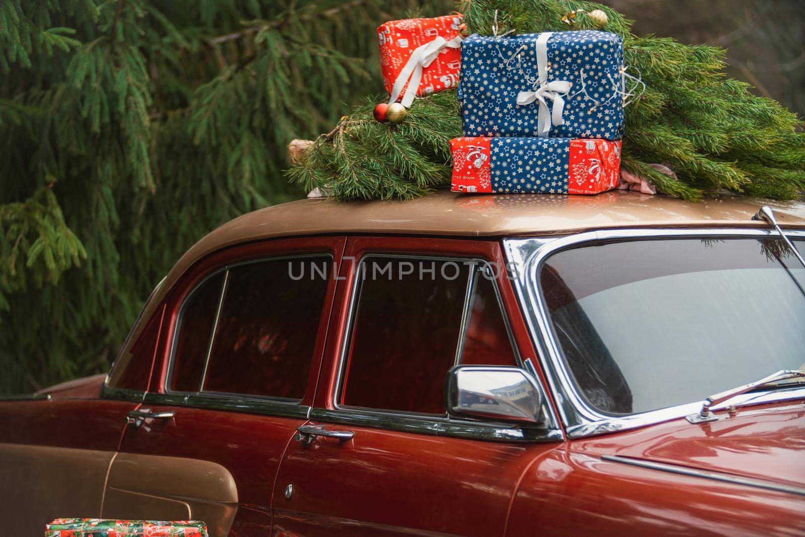 retro car with gifts by zokov