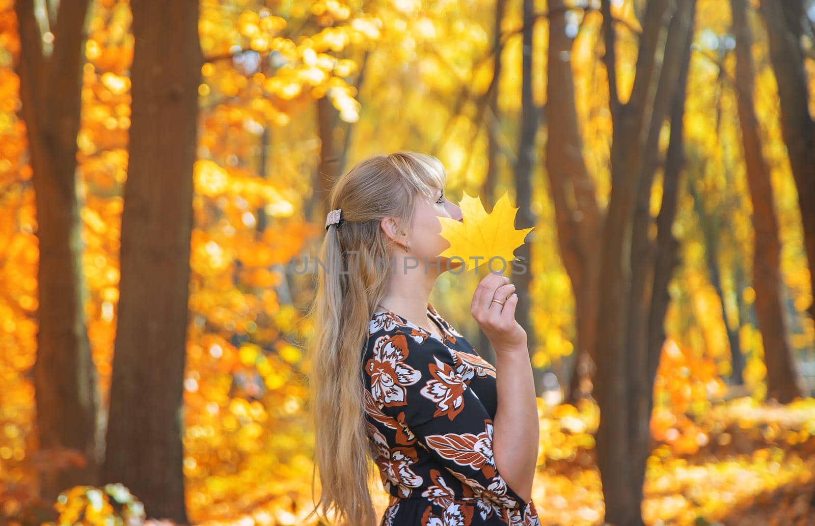 Girl in the autumn park. Selective focus.