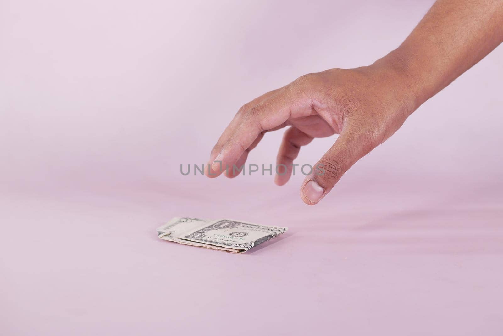 hand pick a one dollar cash ,