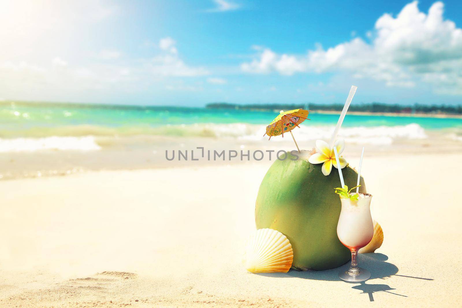 Sandy tropical beach with summer drinks. Holiday background.