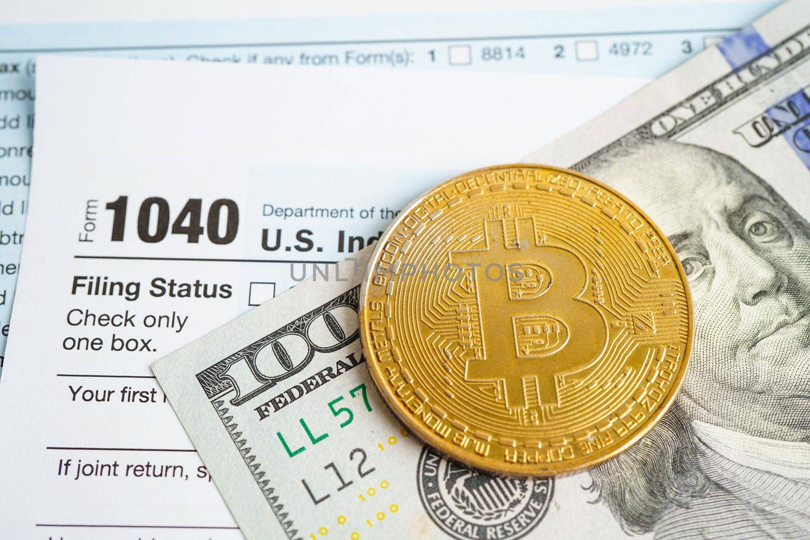 Golden bitcoin on US dollar banknotes money for business and commercial, Digital currency, Virtual cryptocurrency, blockchain technology.