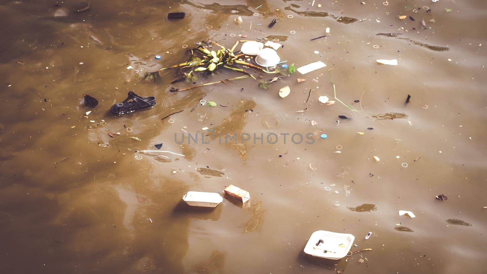 Water pollution caused by dumping plastic waste. Resulting in a bad environment social