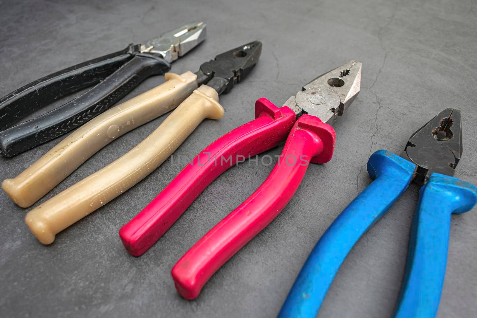 A small set of manual pliers for household repairs by Skaron
