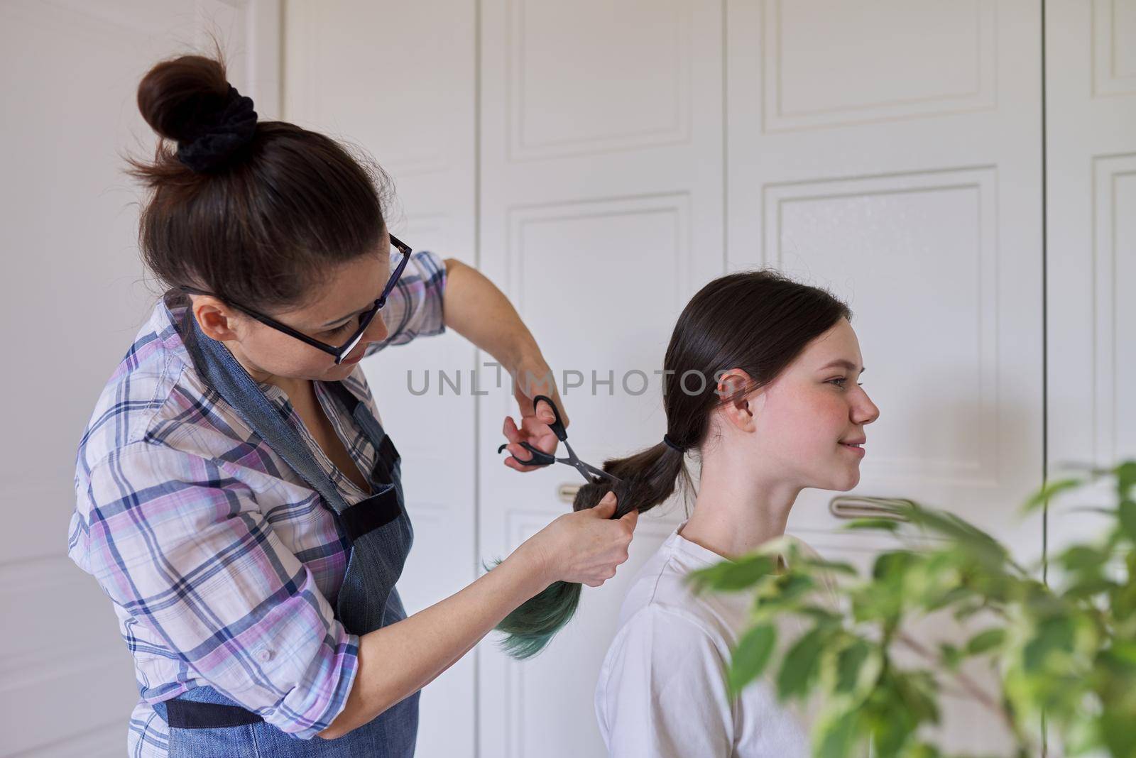 Mother cut hair daughter to teenager, cut dyed unhealthy hair.