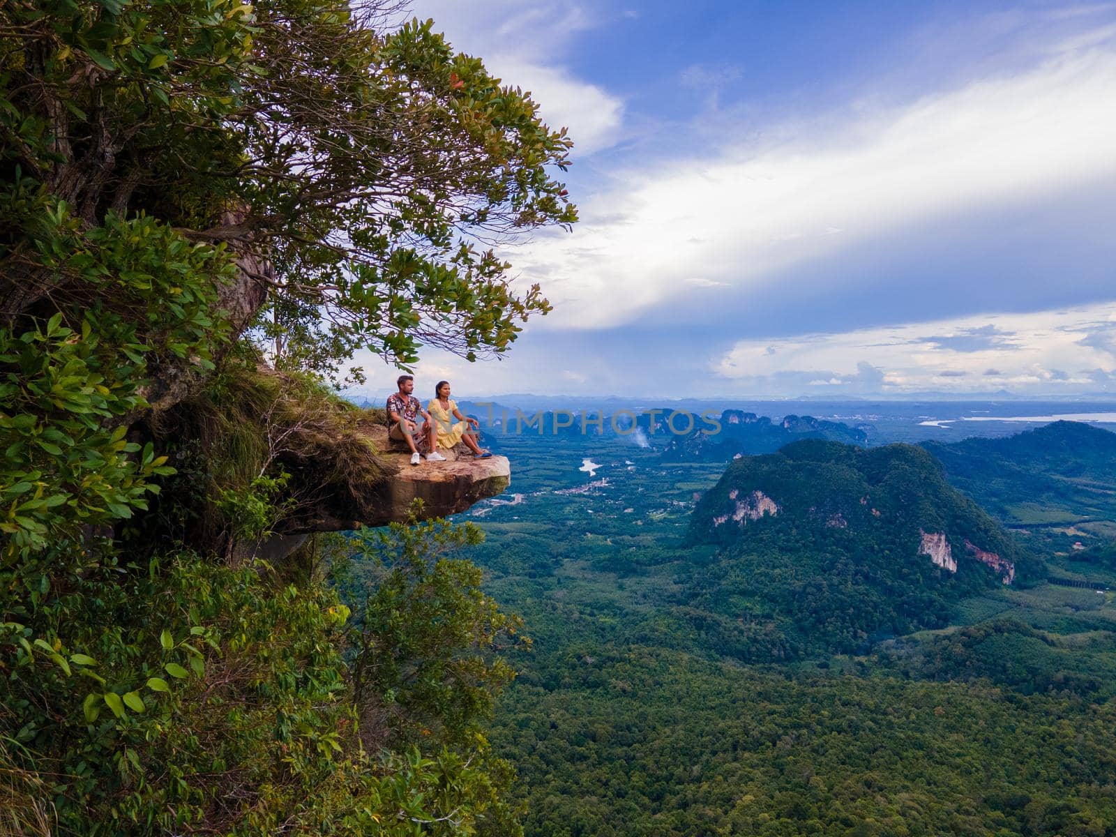 Dragon Crest mountain Krabi Thailand, traveler Dragon Crest or Khuan Sai Khao Ngon Nak Nature Trail by fokkebok