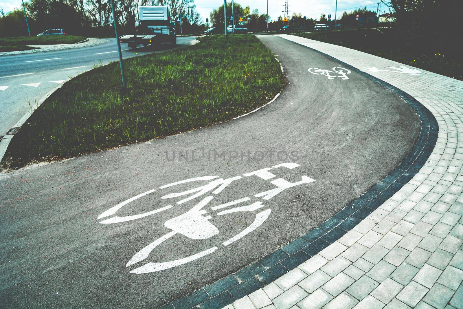 Bend on the cycle path with white horizontal signs