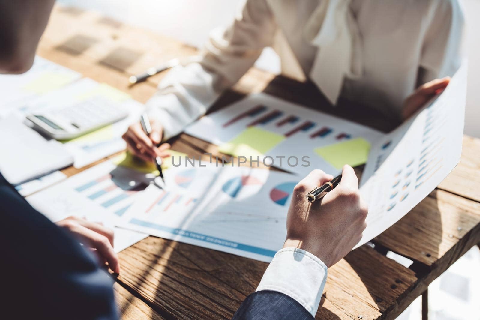 Planning to reduce investment risks, the image of a group of businesspeople working with partners is adjusting marketing strategies to analyze profitable and targeted customer needs at meetings.