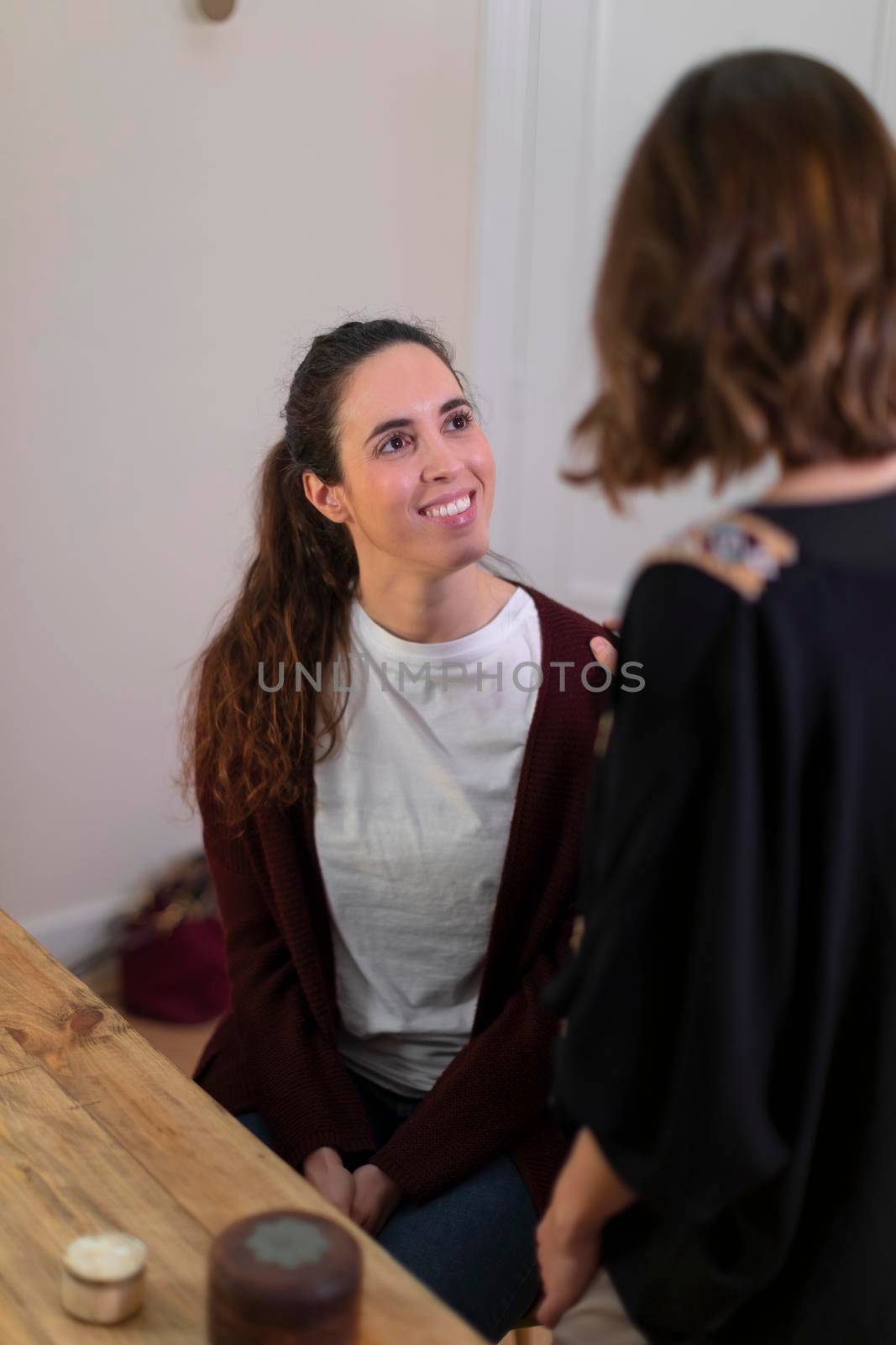 A female patient looks with joy to her therapist during an interview to resolve her health issues