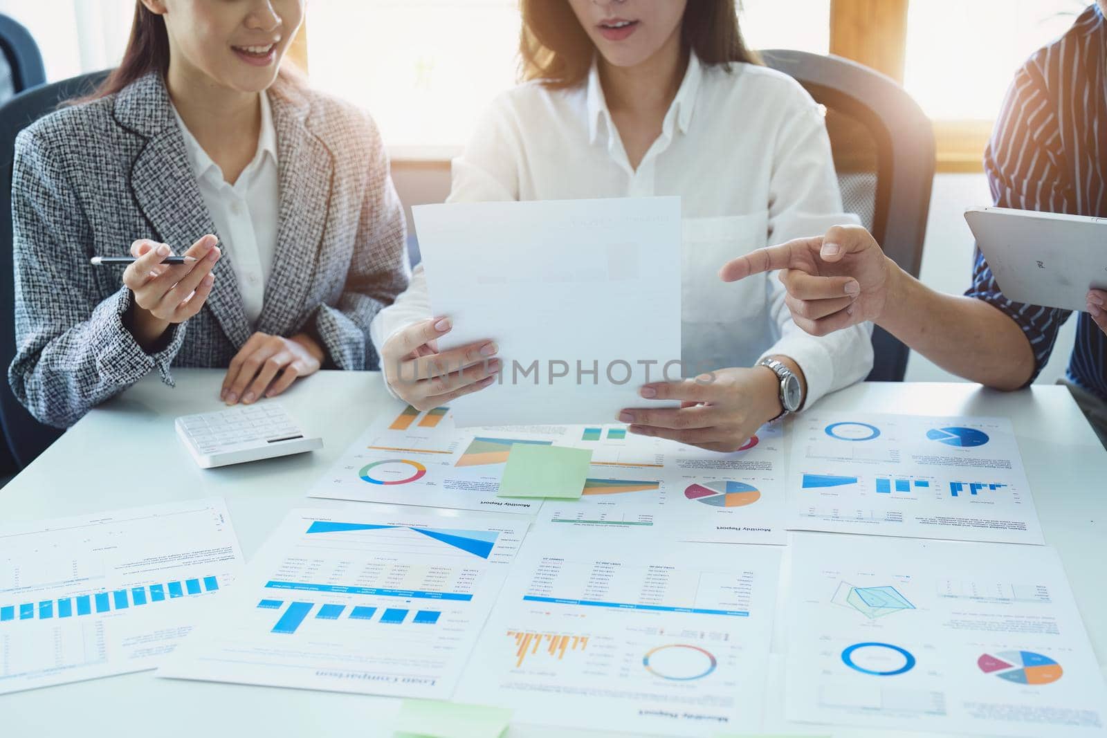 Planning to reduce investment risks, the image of a group of businesspeople working with partners is adjusting marketing strategies to analyze profitable and targeted customer needs at meetings.