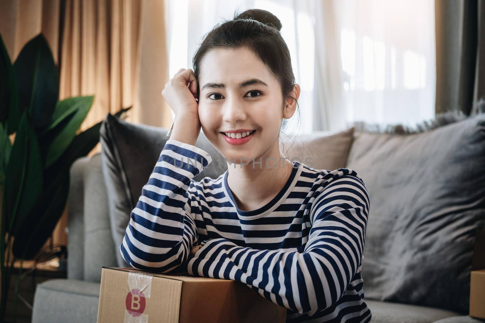 Online selling business idea, beautiful girl smiling happily from selling products online from home
