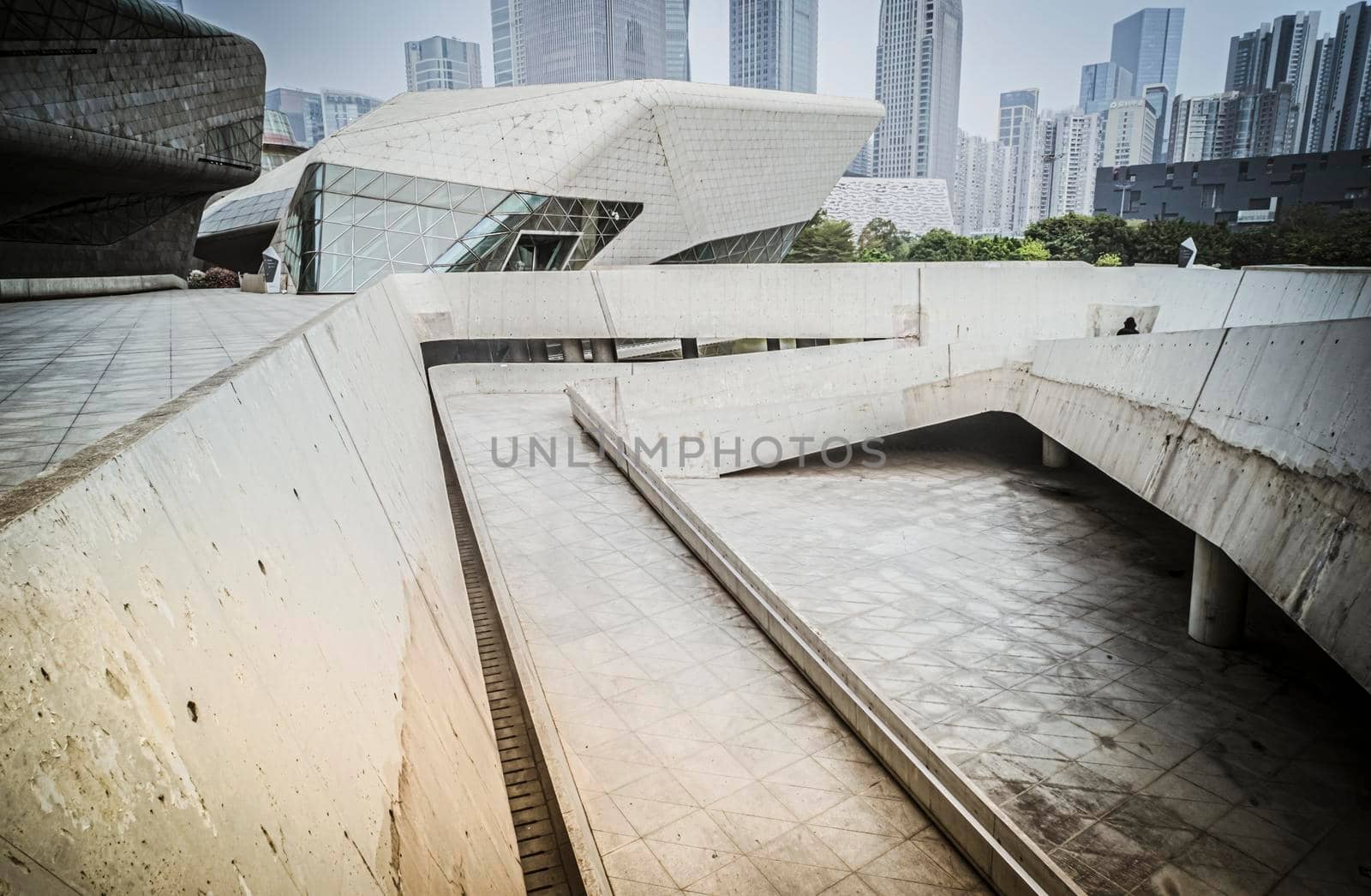 Guangzhou Opera House is a Chinese opera house in Guangzhou,in the new city of Pearl River, the Guangzhou Opera House has become one of China's three biggest theaters