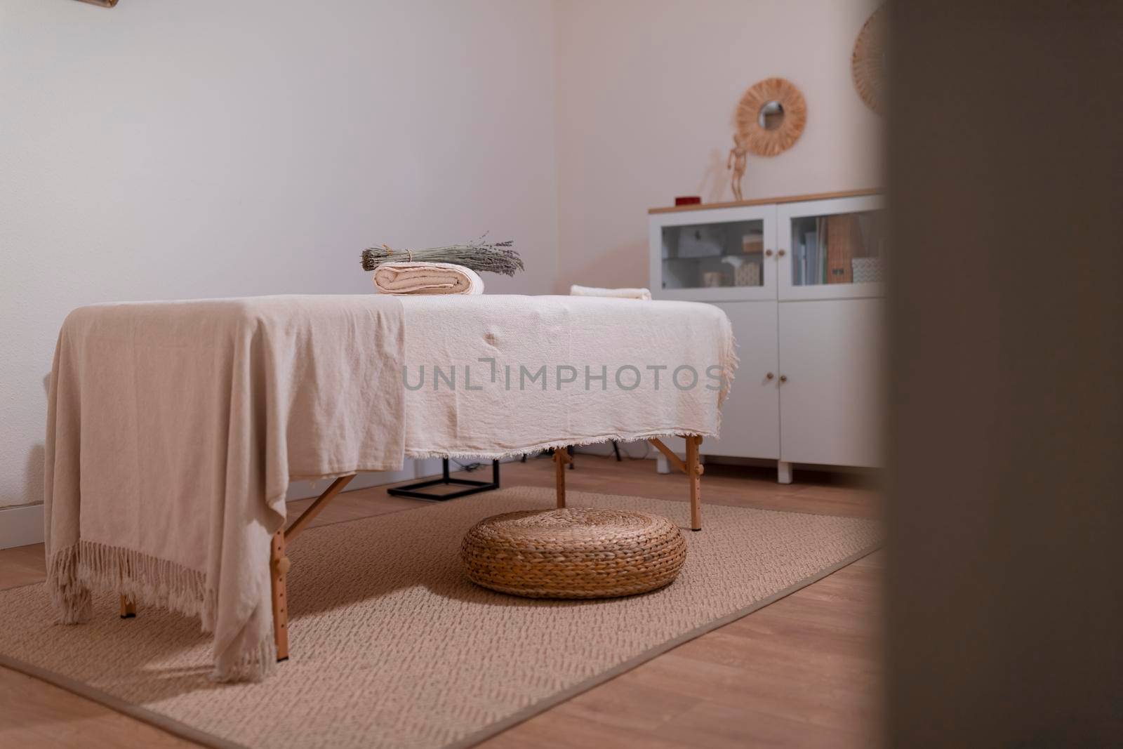Empty massage room by stockrojoverdeyazul