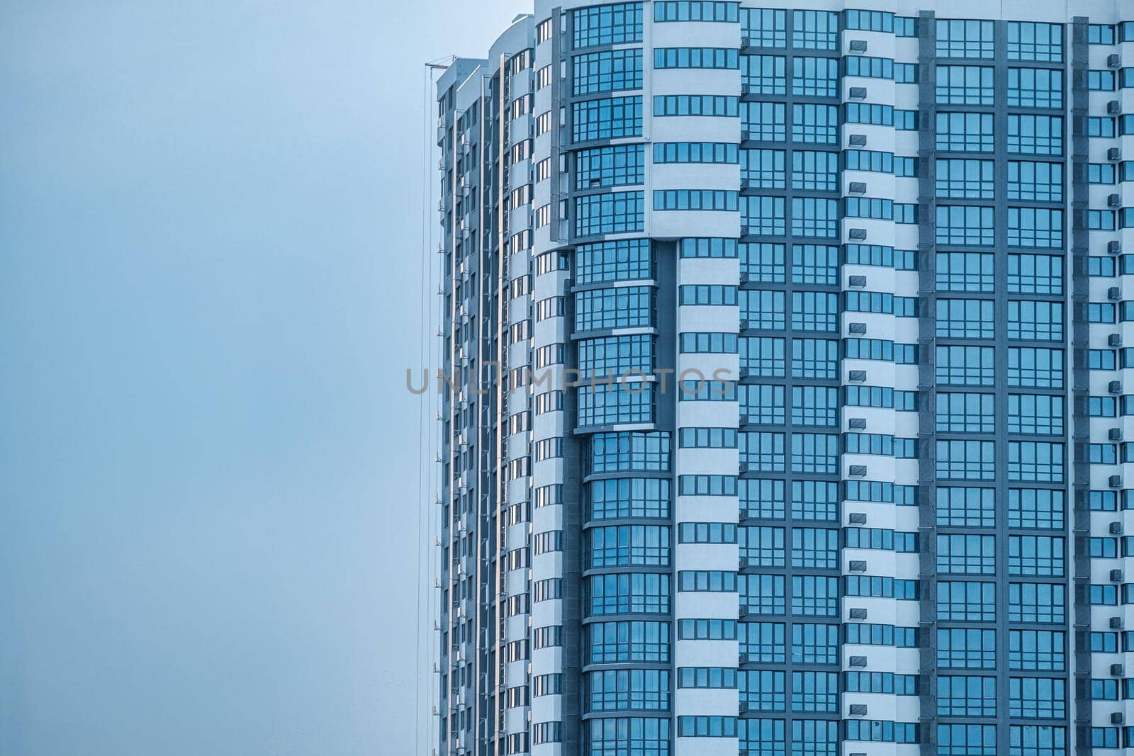 Single business skyscraper. modern business center. download photo