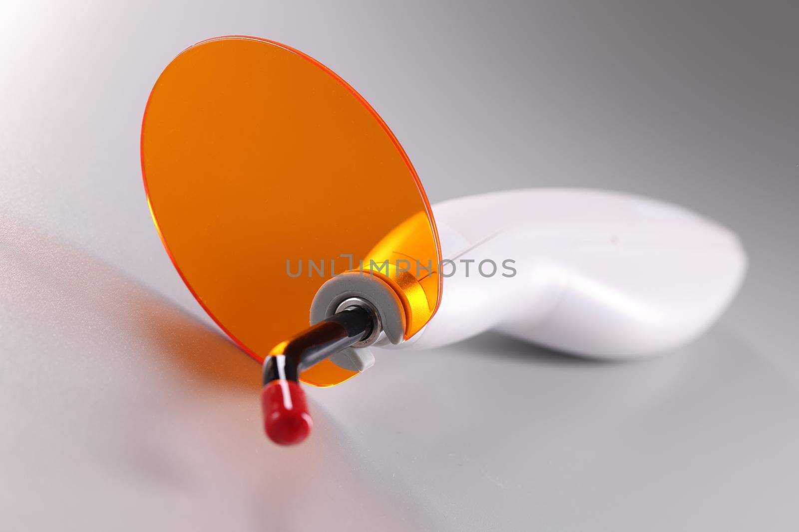Device for filling and drying teeth closeup by kuprevich
