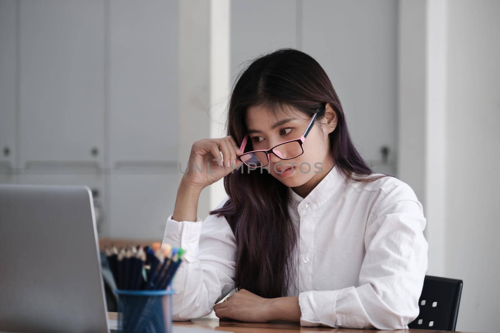 Employees show signs of boredom from working full time.