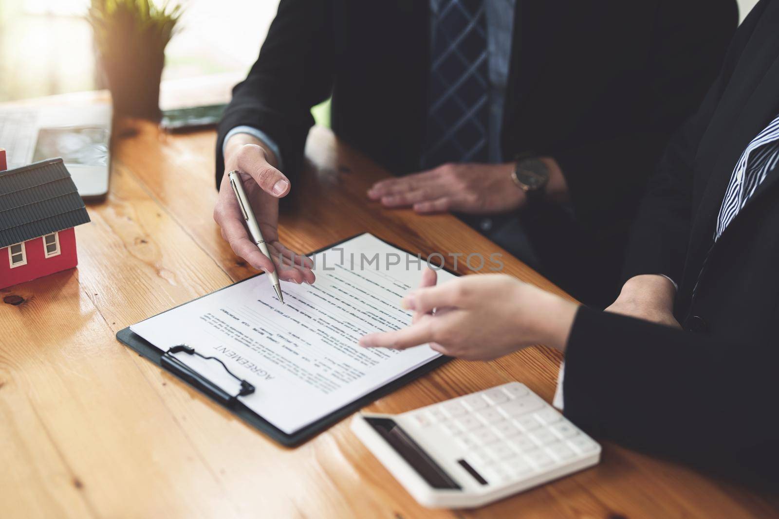 Guarantees, mortgages, signing, interest on loans, real estate agents are making agreements with customers to buy houses and land and sign contract documents.