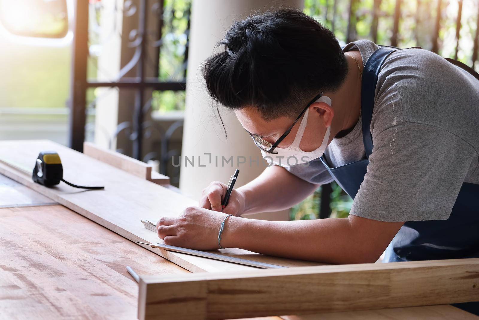 Woodworking operators are drawing up structures to assemble and build wooden tables for customers