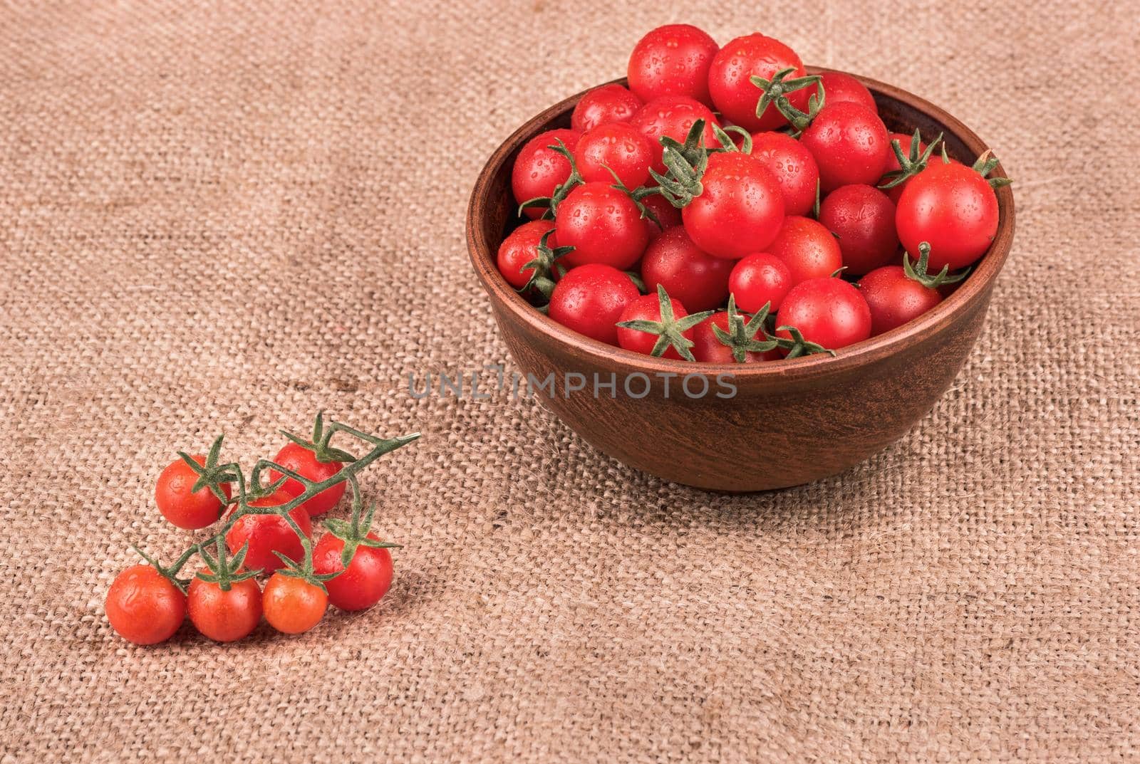Cherry tomatoes in a bowl by andregric
