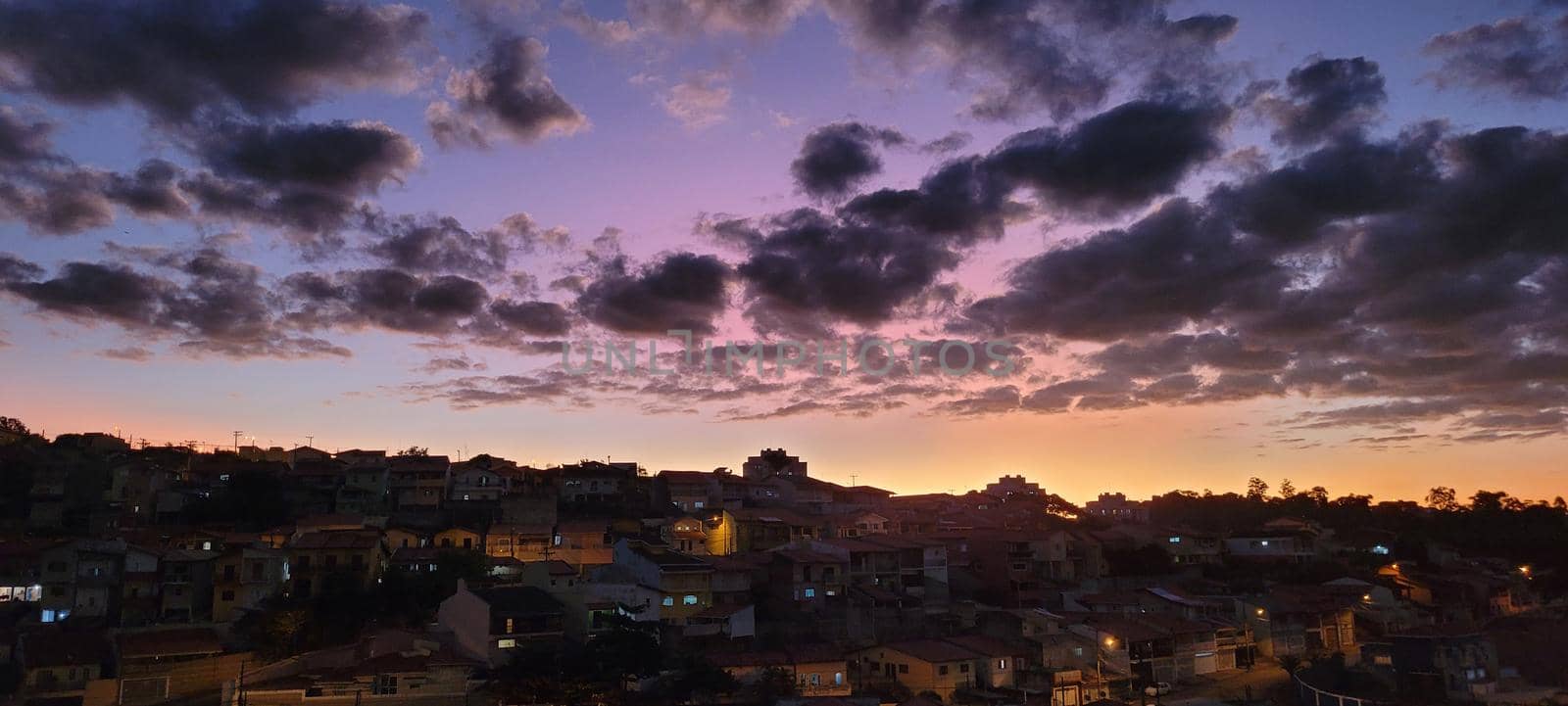 image of sky in the late afternoon in Brazil by sarsa