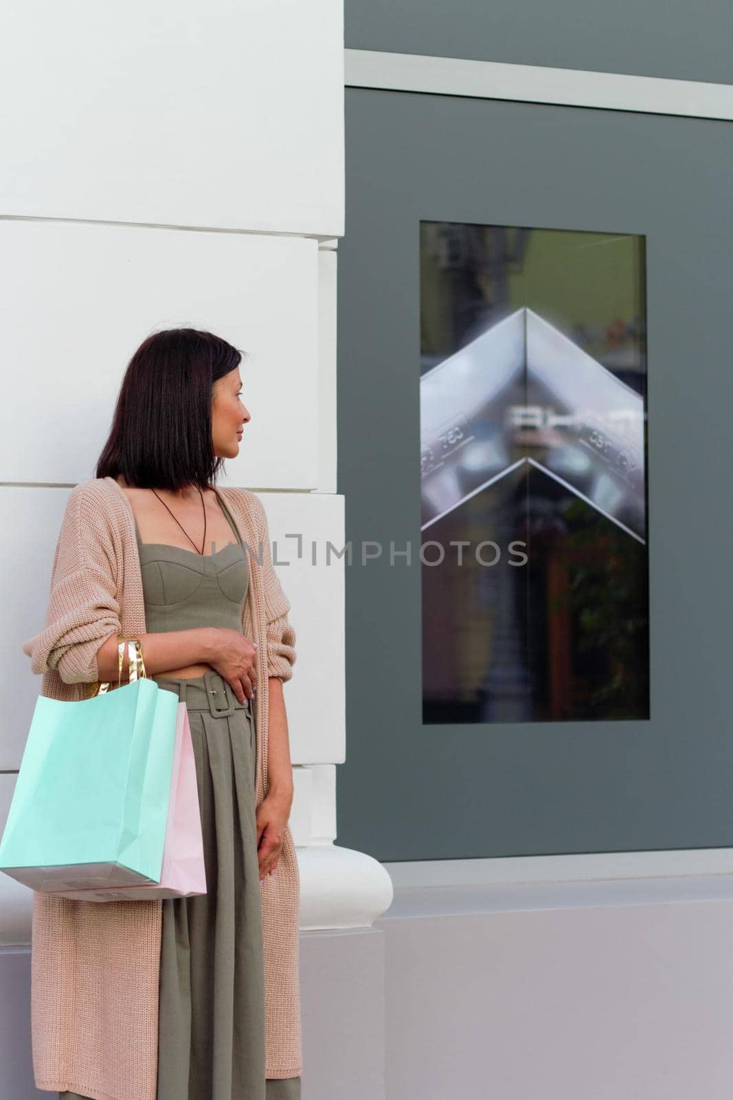 Young beautiful shopper woman smiling happy going to the shops sales holding shopping bags ourtdoors, smiling happy