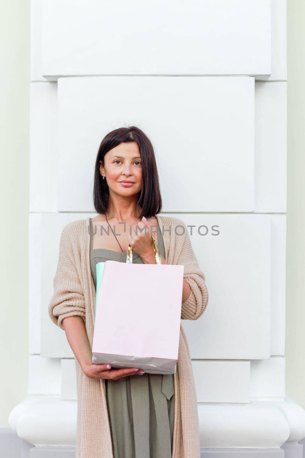 Young beautiful shopper woman smiling happy going to the shops sales holding shopping bags ourtdoors, smiling happy