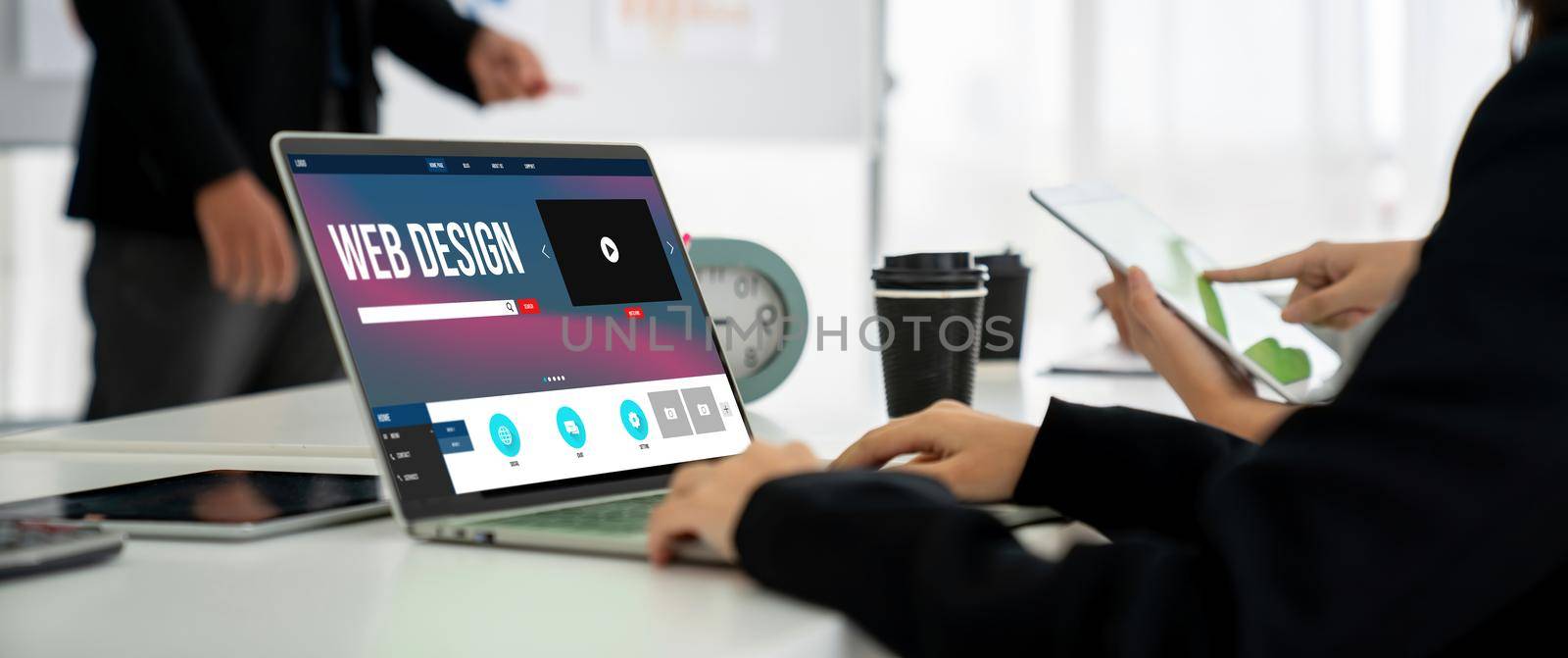 Website design software provide modish template for online retail business and e-commerce