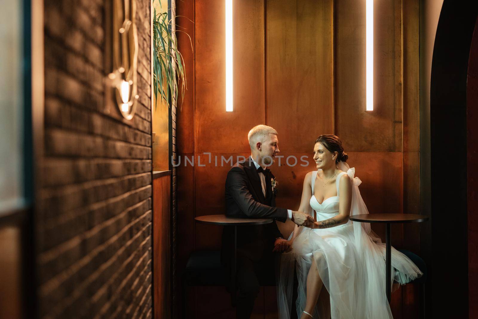 bride and groom inside a cocktail bar in a vibrant atmosphere