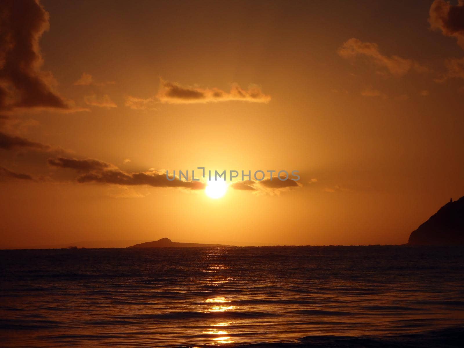 Sunrises over Kaohikaipu (Black/Turtle) Islands by EricGBVD
