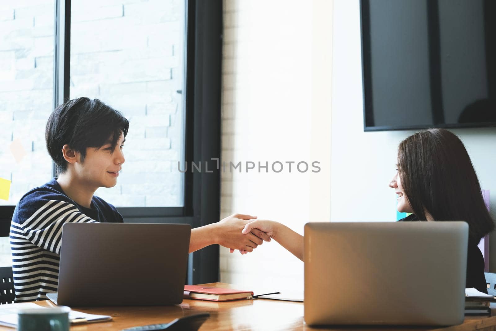 Young businessmen collaborate with partners to increase their business investment network for Plans to improve quality next month in their office.