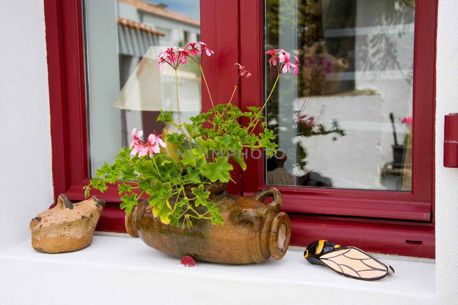 Window decorated with Geranium flowers a Provence
