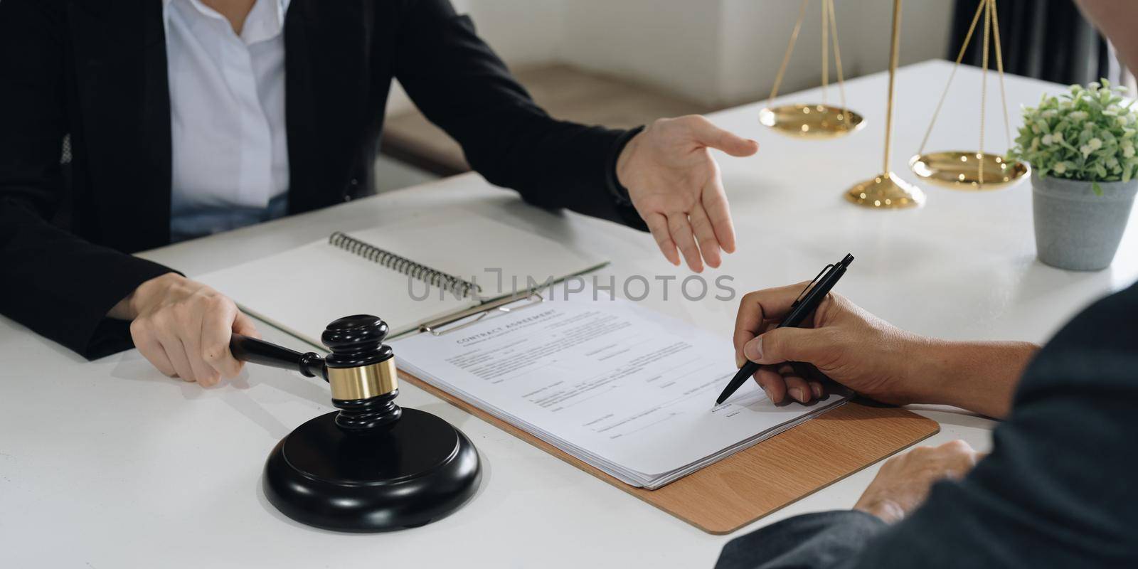 The Legal Execution Department makes an appointment with the customer to sign a mediation agreement to pay the debt.