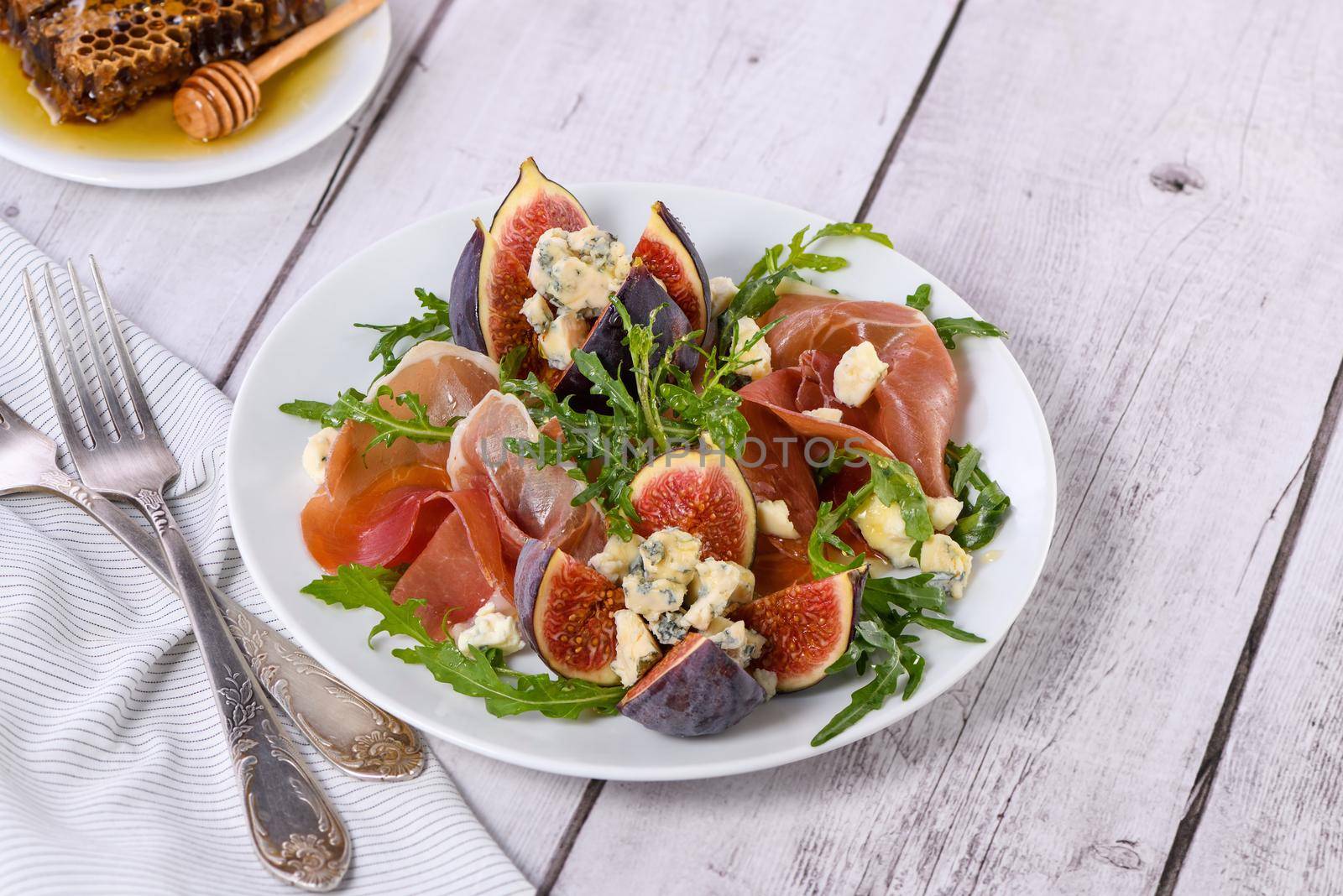 Prosciutto with figs and blue cheese by Apolonia