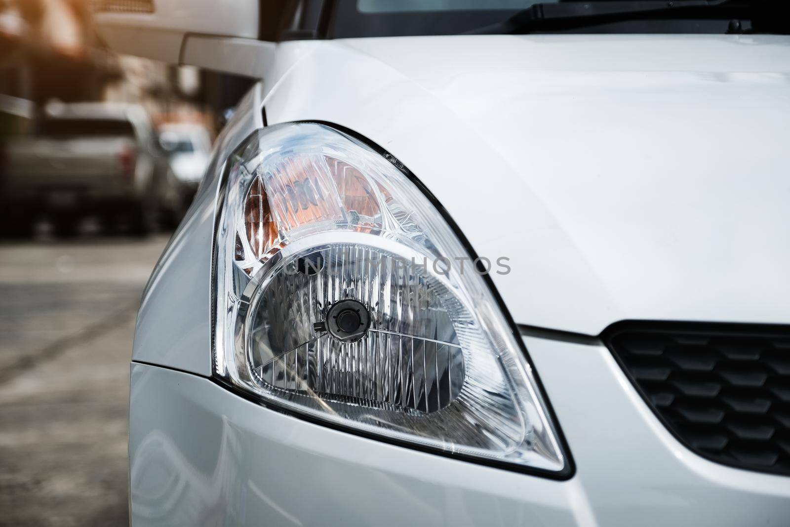 Inspection of car headlights and turn signals before leaving by Manastrong