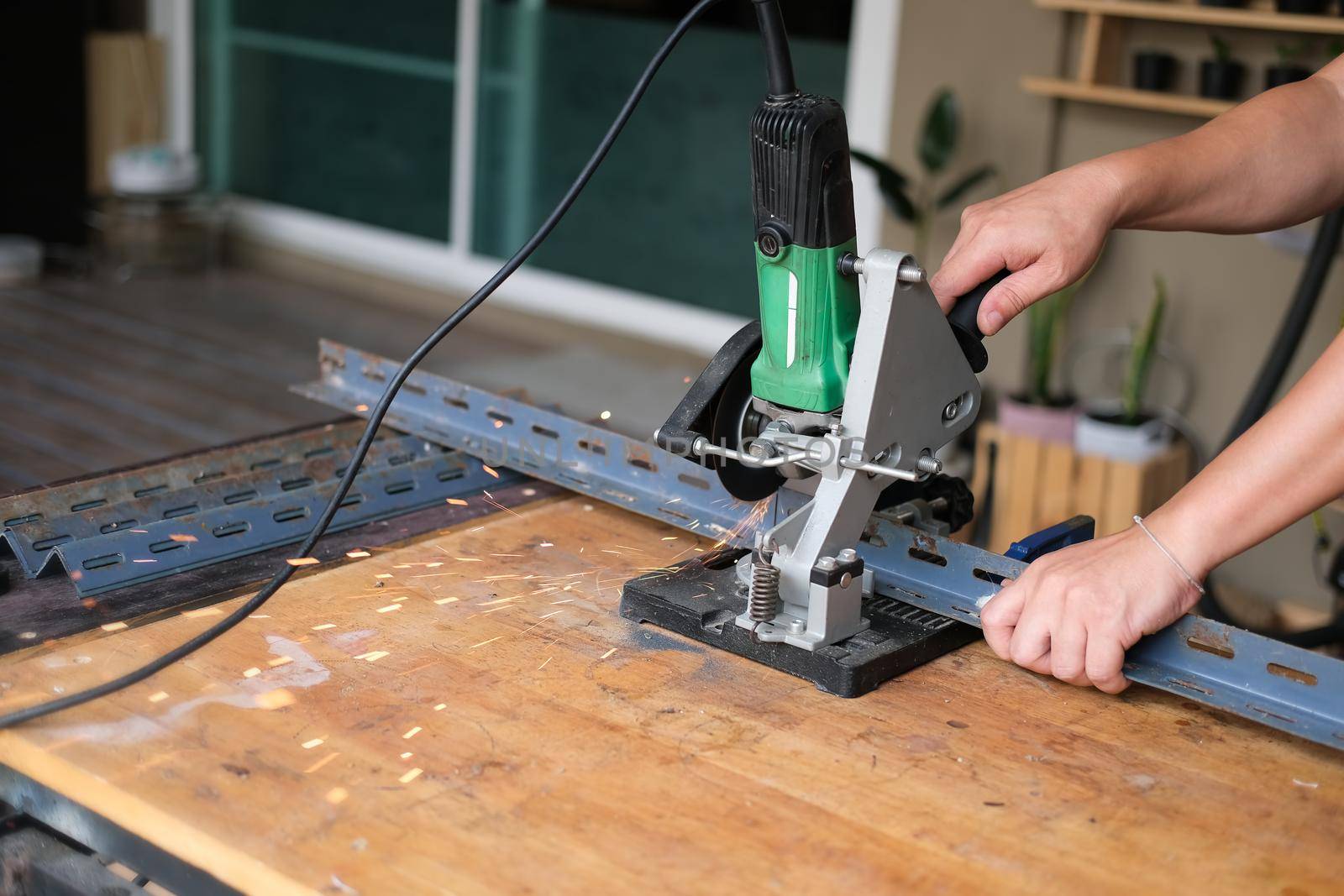 Craftsmen use iron cutters to assemble DIY projects during the holidays.