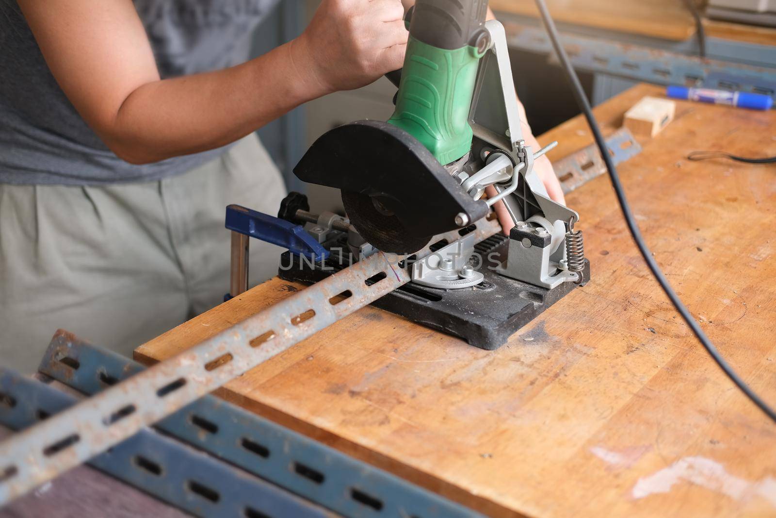 Craftsmen use iron cutters to assemble DIY projects during the holidays.