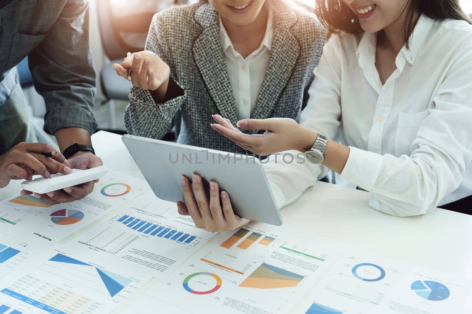 Planning to reduce investment risks, the image of a group of businesspeople working with partners is adjusting marketing strategies to analyze profitable and targeted customer needs at meetings.