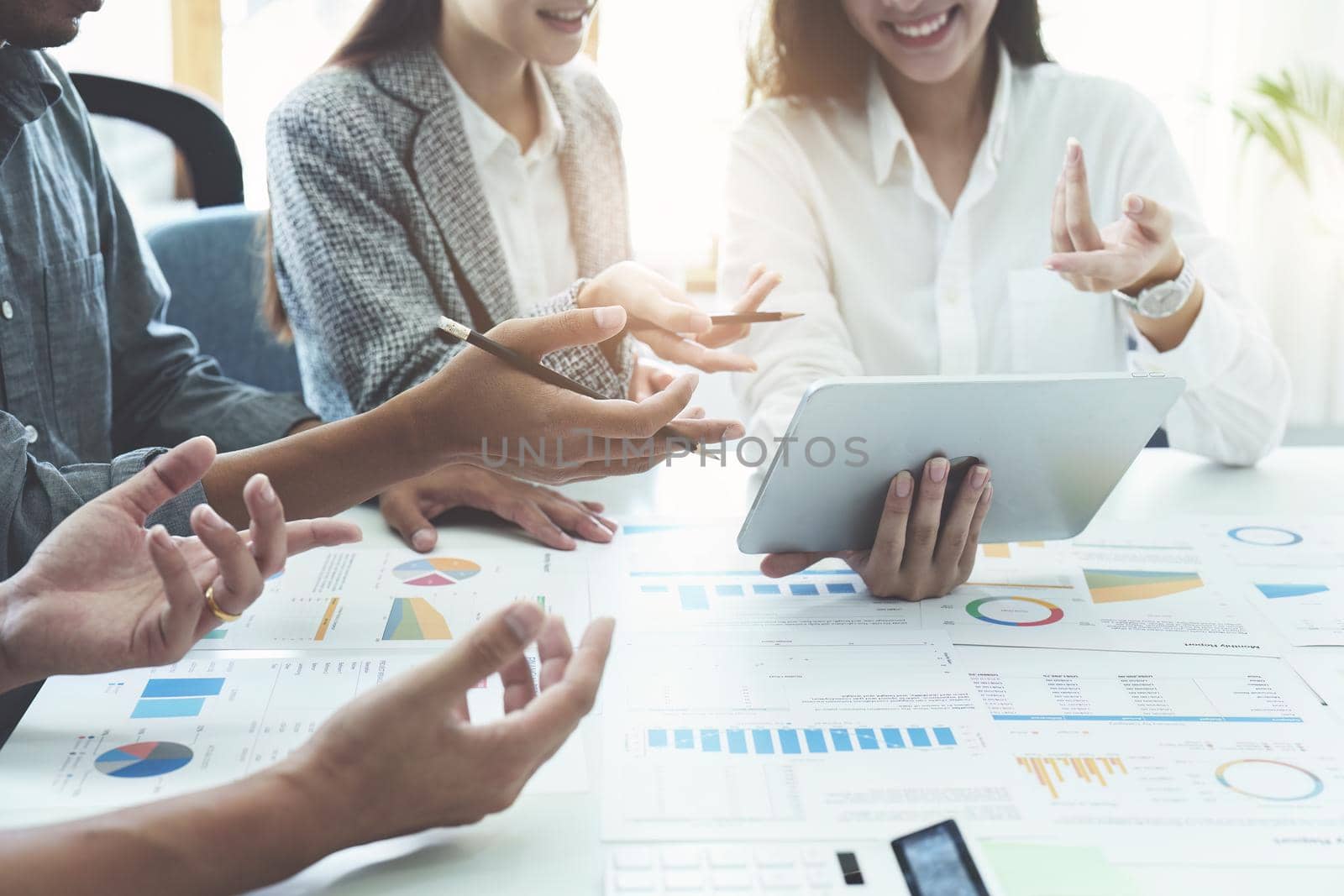 Planning to reduce investment risks, the image of a group of businesspeople working with partners is adjusting marketing strategies to analyze profitable and targeted customer needs at meetings.