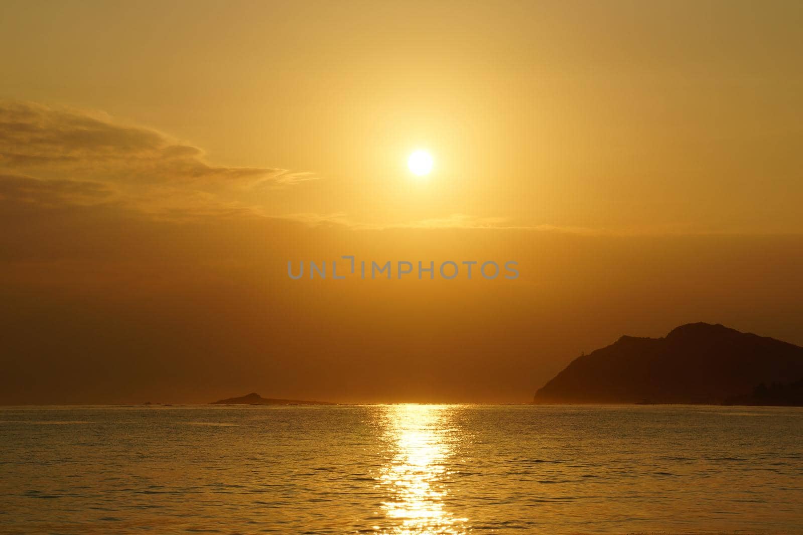 Sunrises in between Kaohikaipu (Black/Turtle) Island and Makapuu with sunlight reflecting on the ocean water of Waimanalo bay by EricGBVD