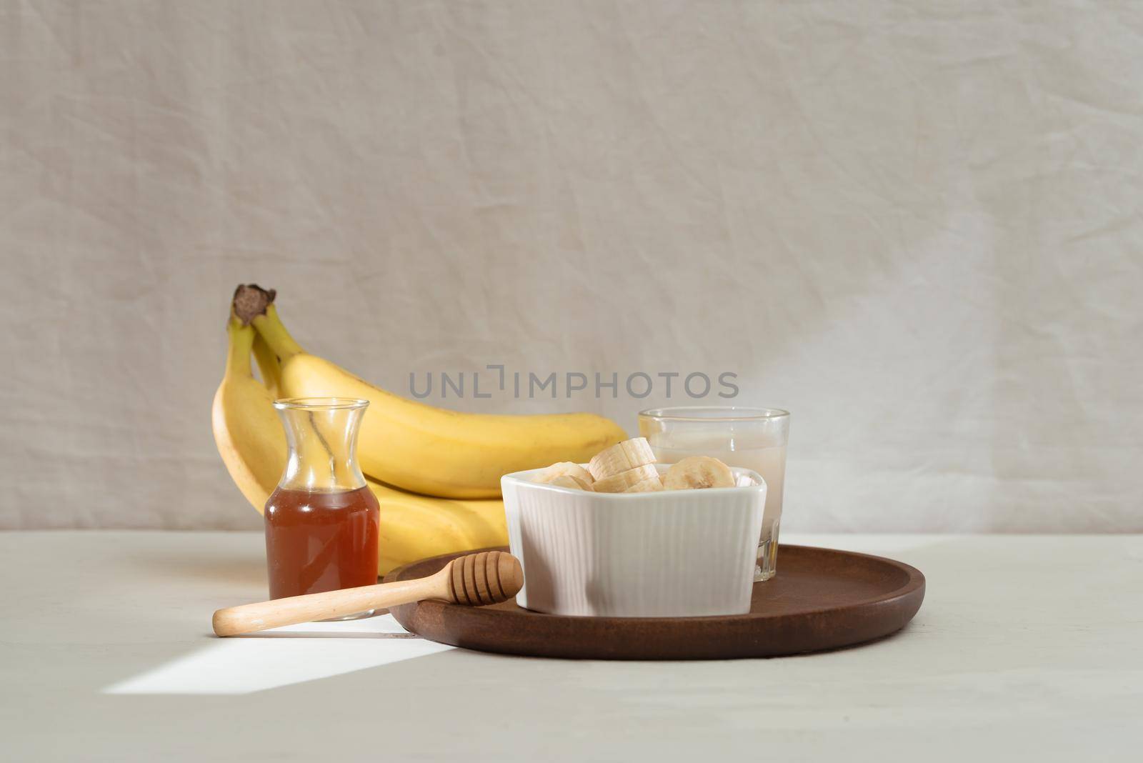 Banana smothies ingredients milk almonds by makidotvn