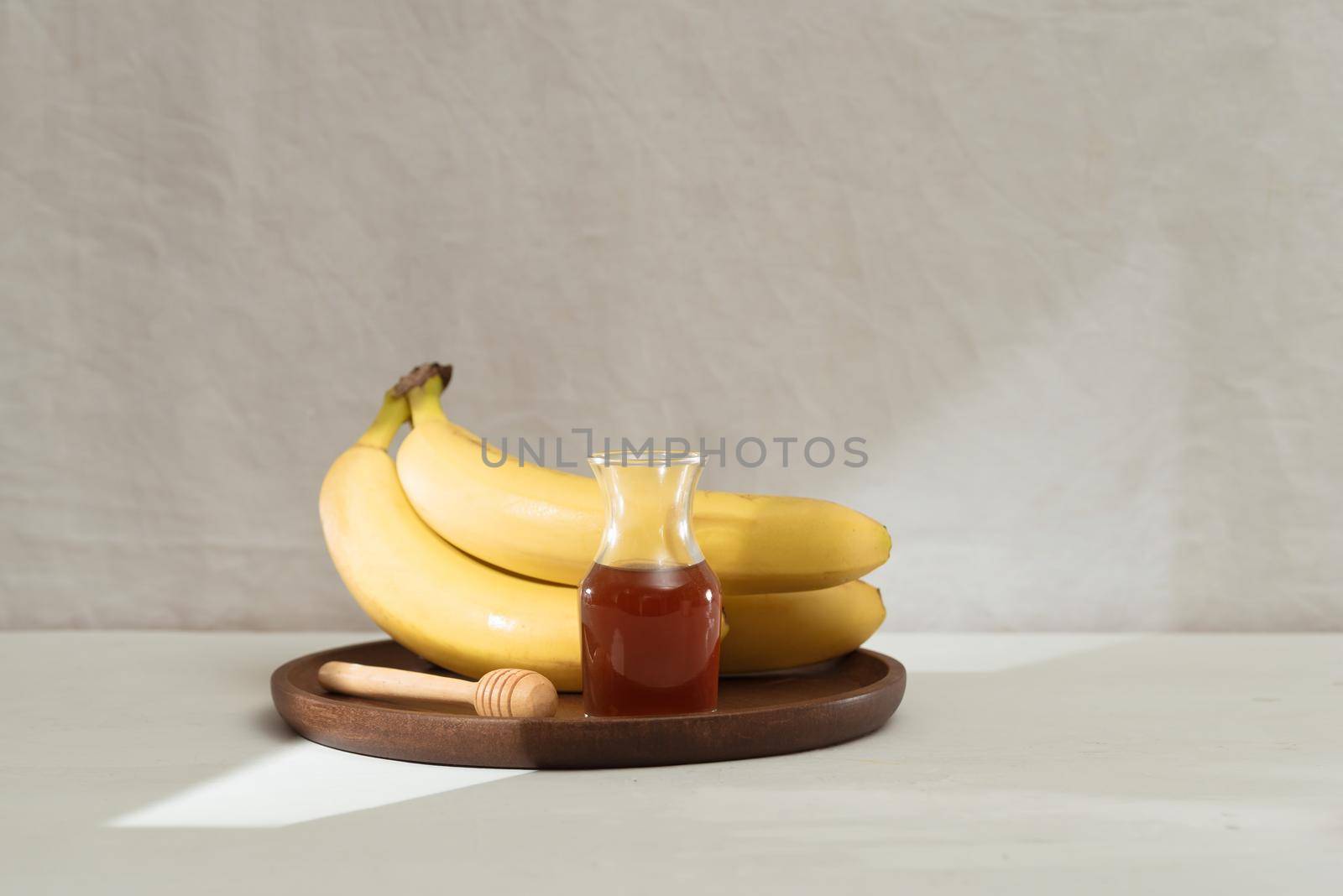 Banana smothies ingredients milk almonds by makidotvn