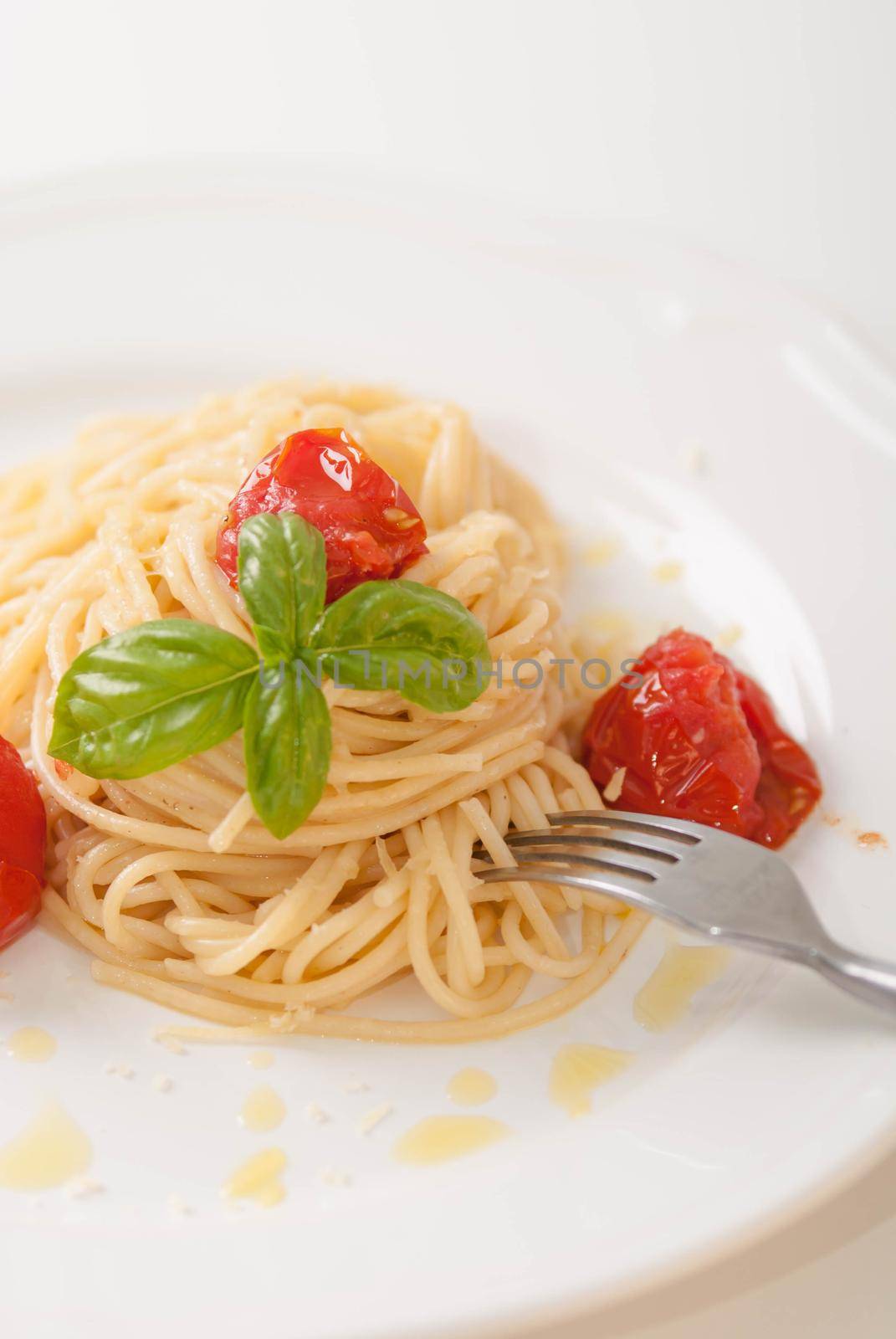delicious pasta spagetti with backed cherry tomatoes