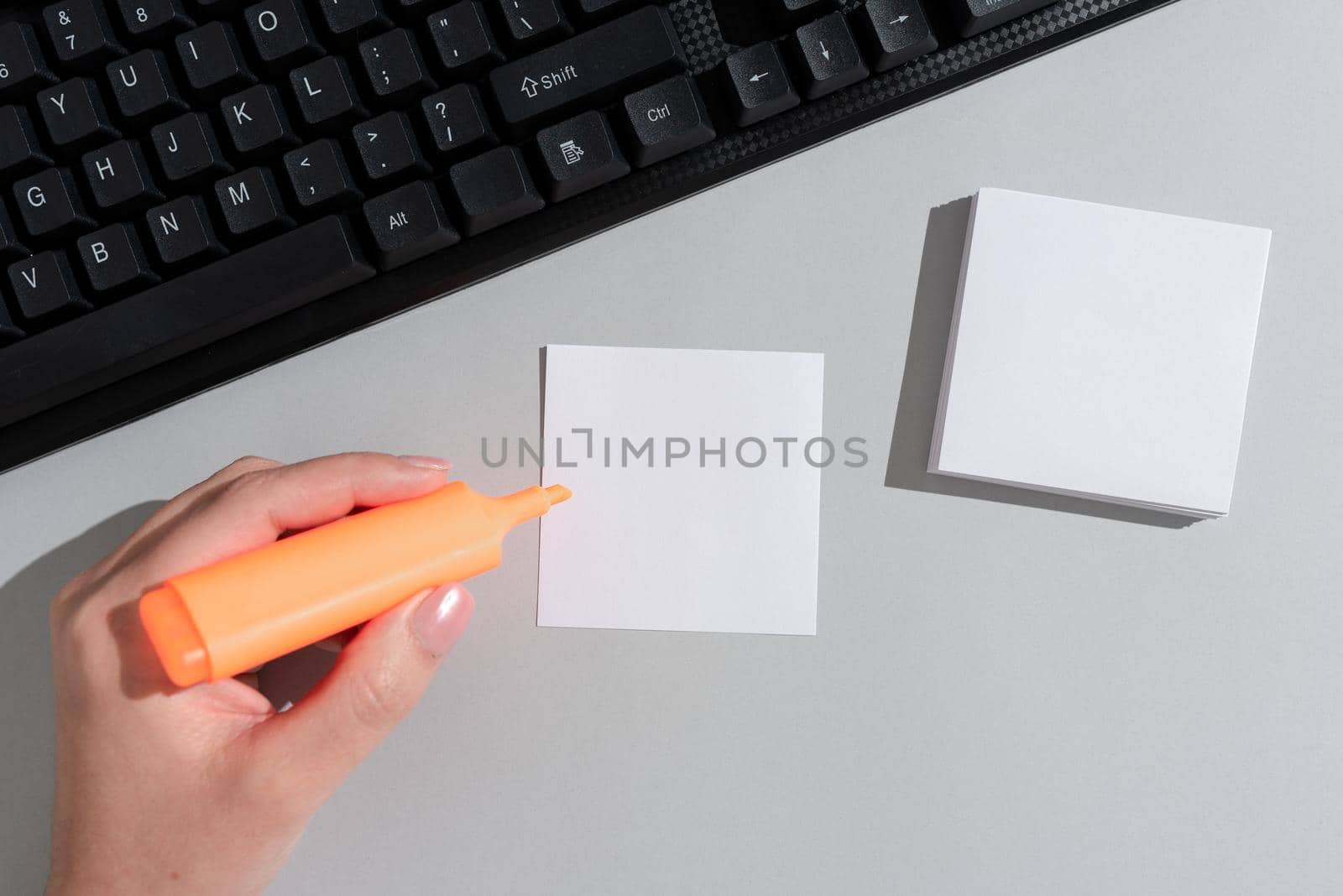 Woman Holding Marker And Presenting Note With Important News On Office Desk