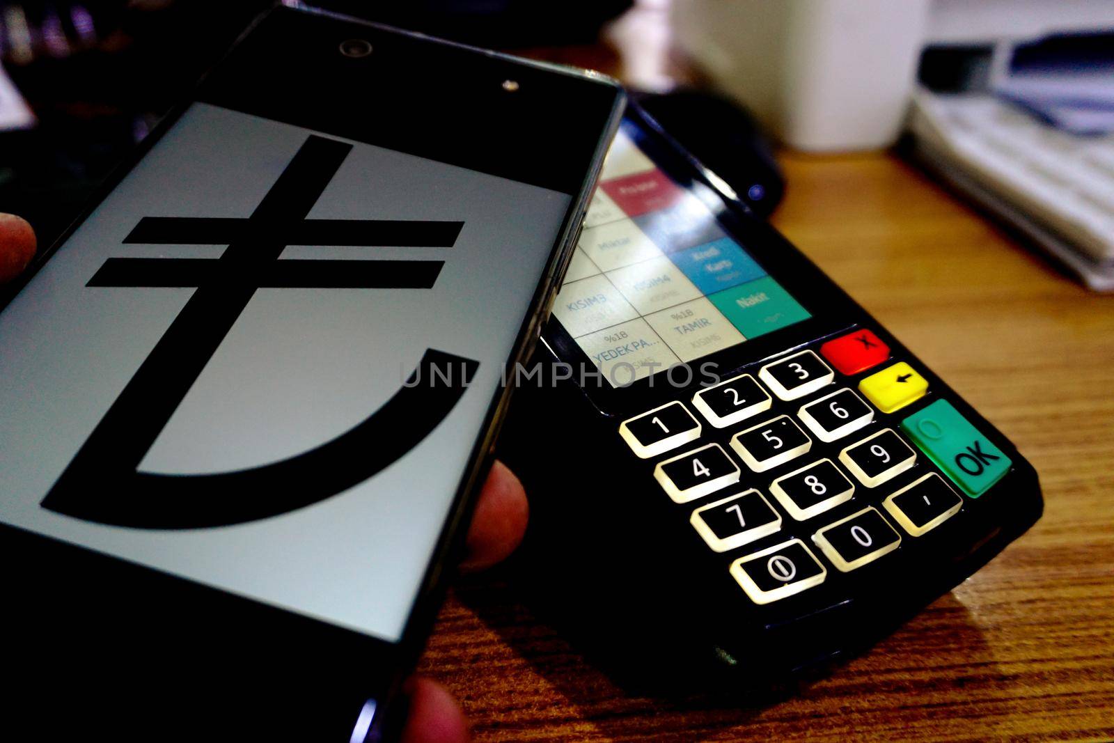 Making contactless payment with smartphone
