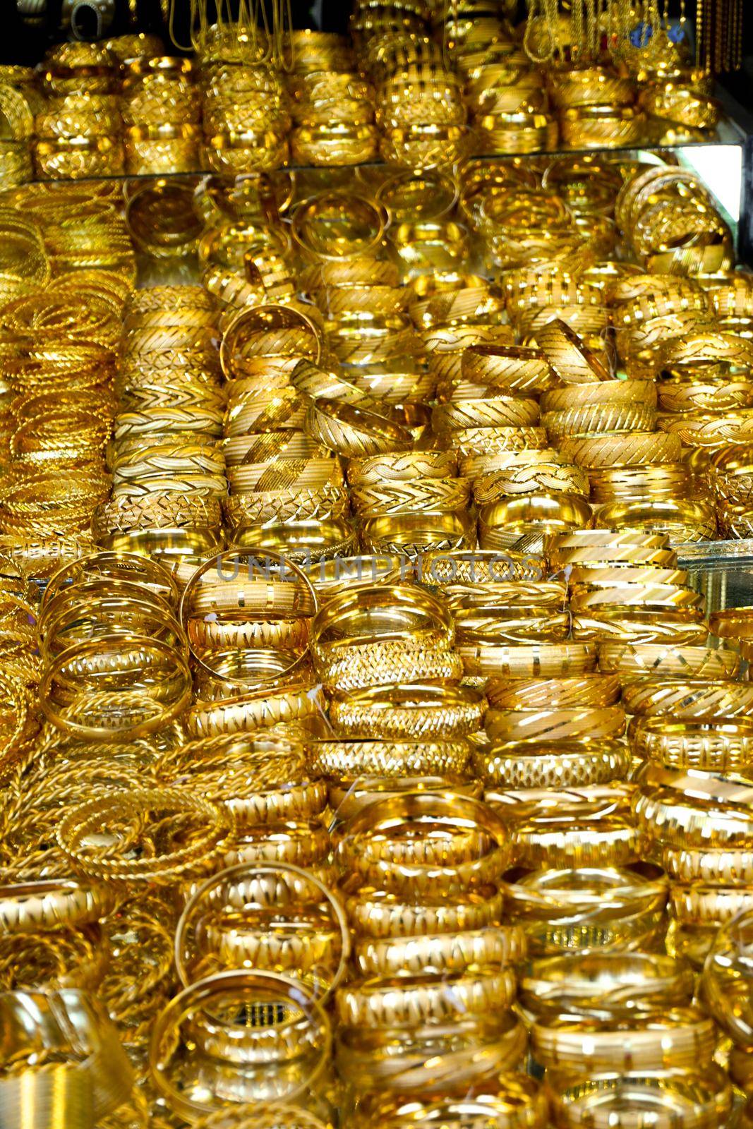 Gold wedding arrangements and jewellery at Sanliurfa Turkey