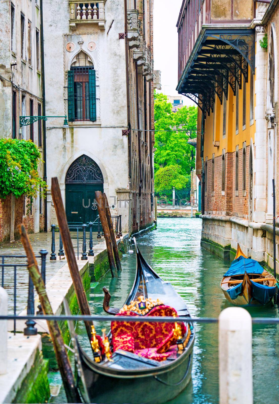 Venetian canals by GekaSkr