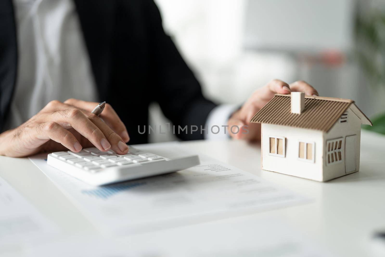 Entrepreneurs, business owners, accountants, real estate agents Asian women who use the home buying budget calculator to calculate their financial risks.