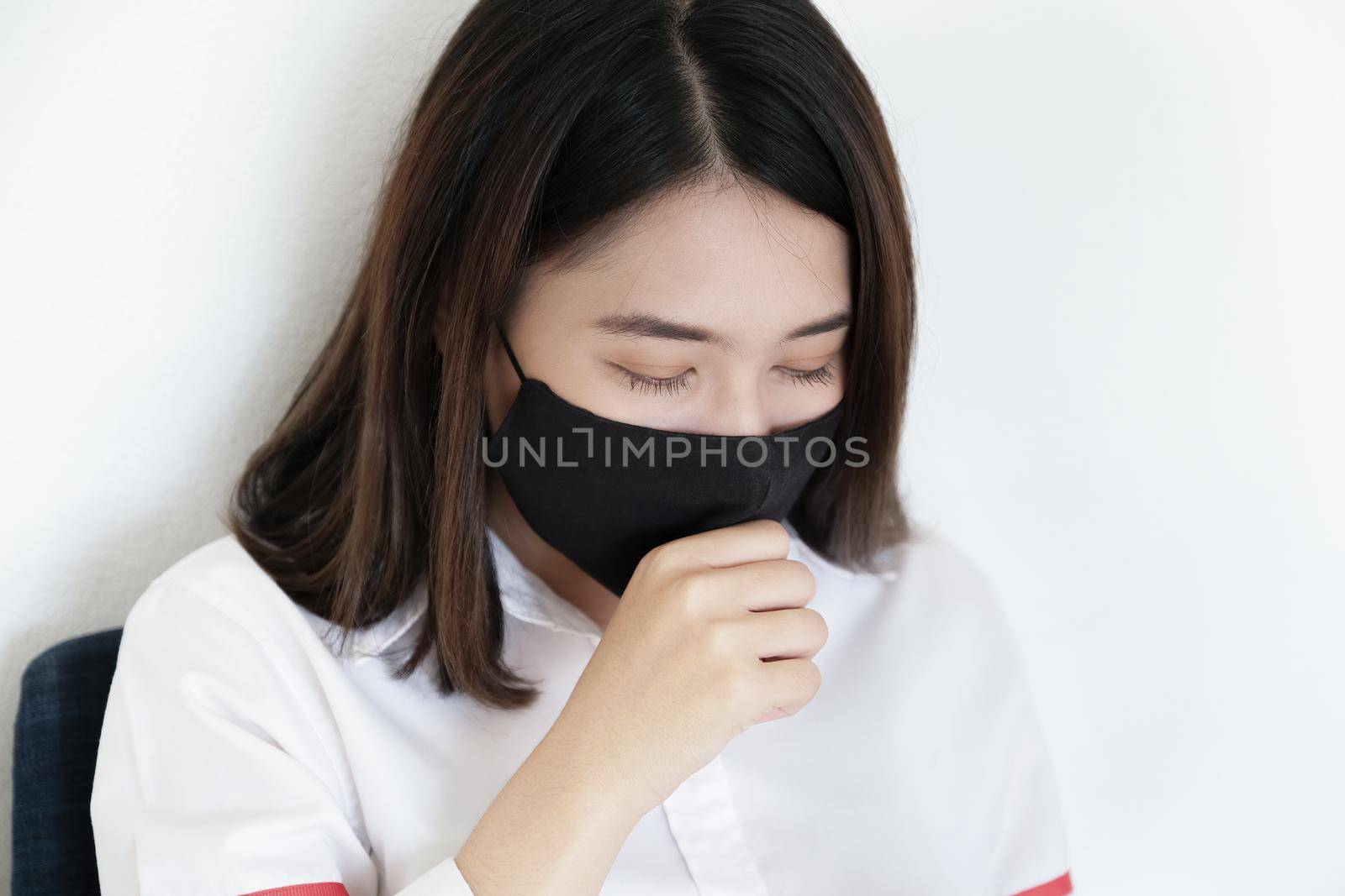 A young woman shows a cough that may be caused by a coronavirus infection