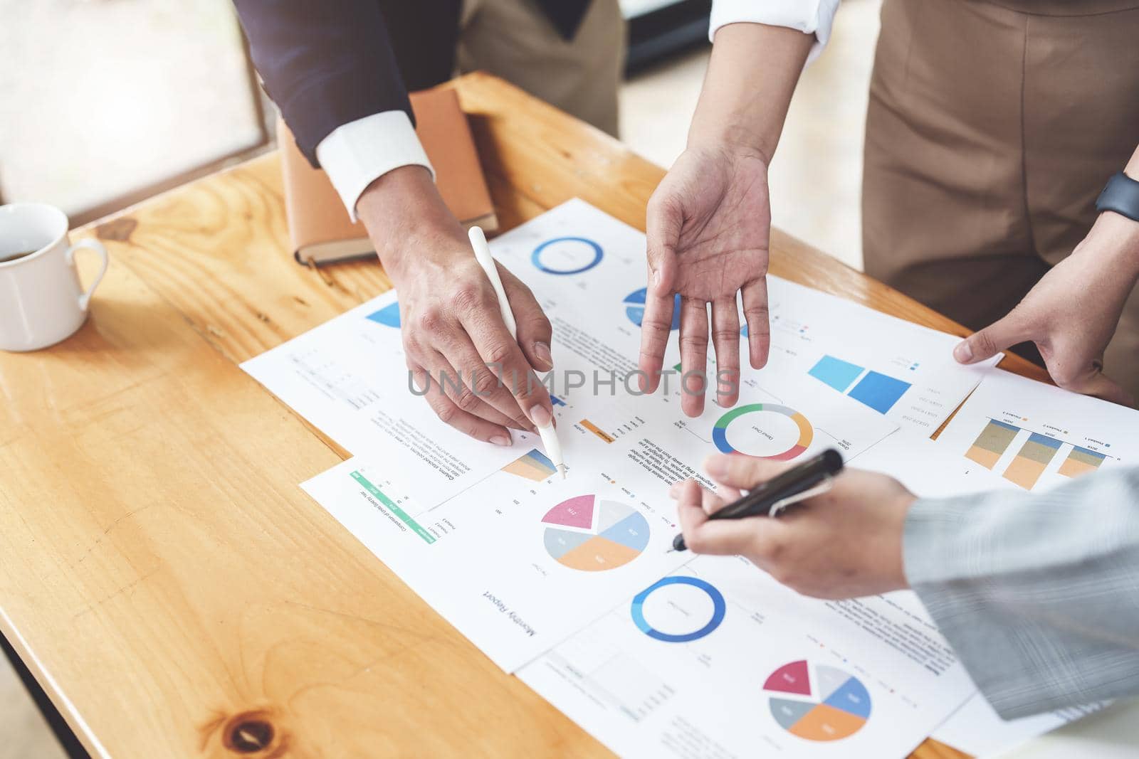 Planning to reduce investment risks, the image of a group of businesspeople working with partners is adjusting marketing strategies to analyze profitable and targeted customer needs at meetings.