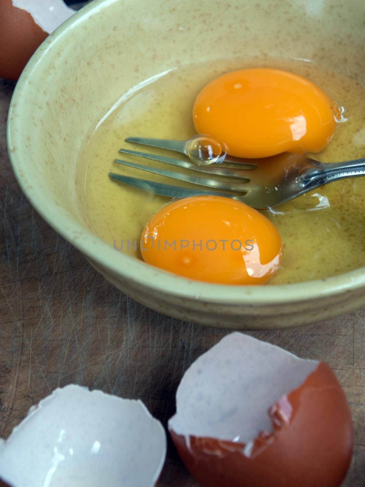 Crack the eggs into a bowl, prepare to make an omelet by Satakorn