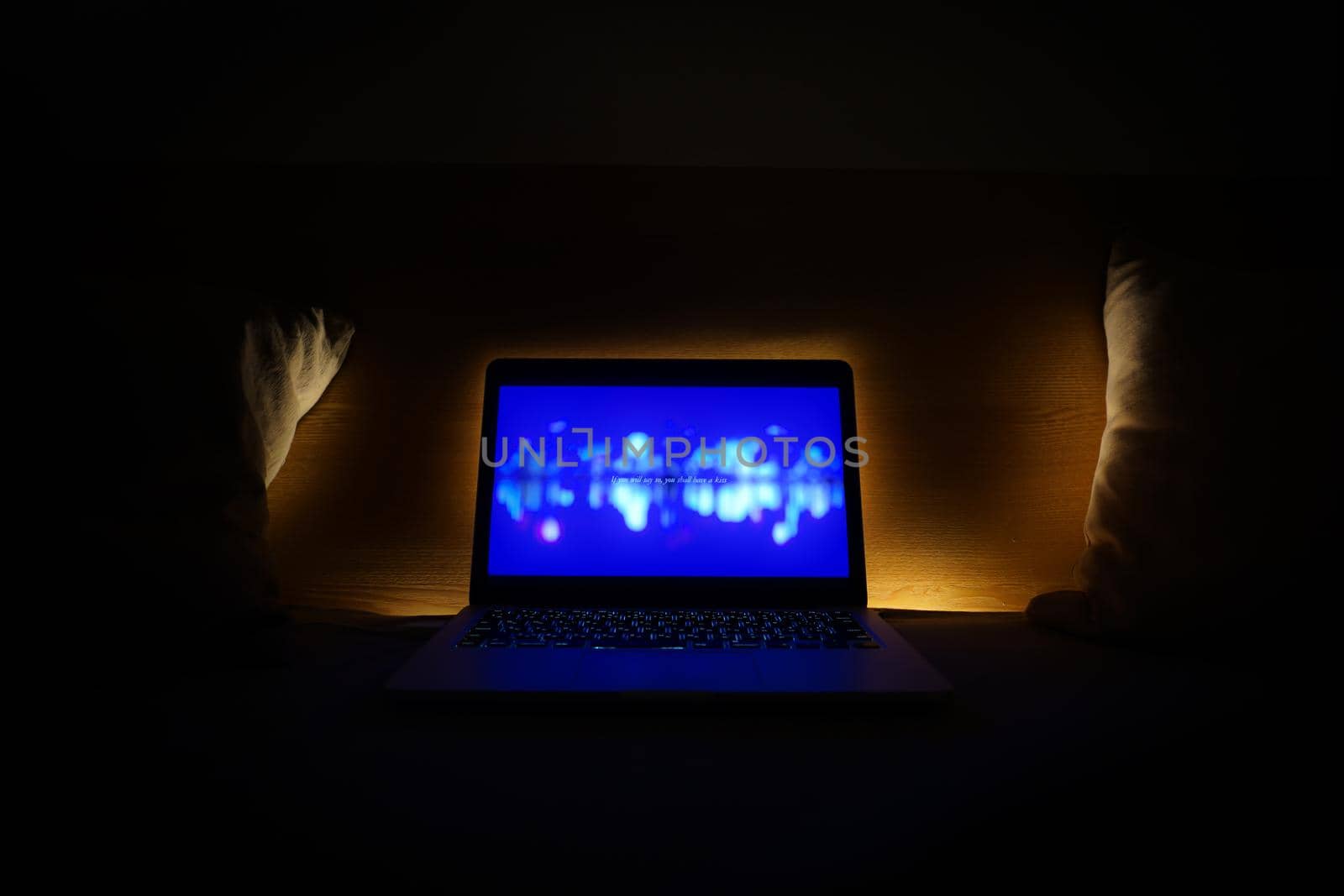 PC and indirect lighting. Shooting Location: Tokyo metropolitan area